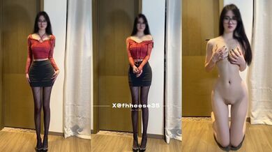 【小美】春节大一播音系小姐姐门槛定制福利，足球场楼道商场被闺蜜跳蛋调教喷水，外表有多清纯私下就有多淫荡