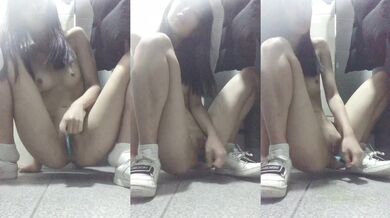 云盘高质露脸泄密，清纯反差婊【芸儿】无水印原版视频流出，酒店援交金主，脸逼同框自慰，公共场合露出 (3)